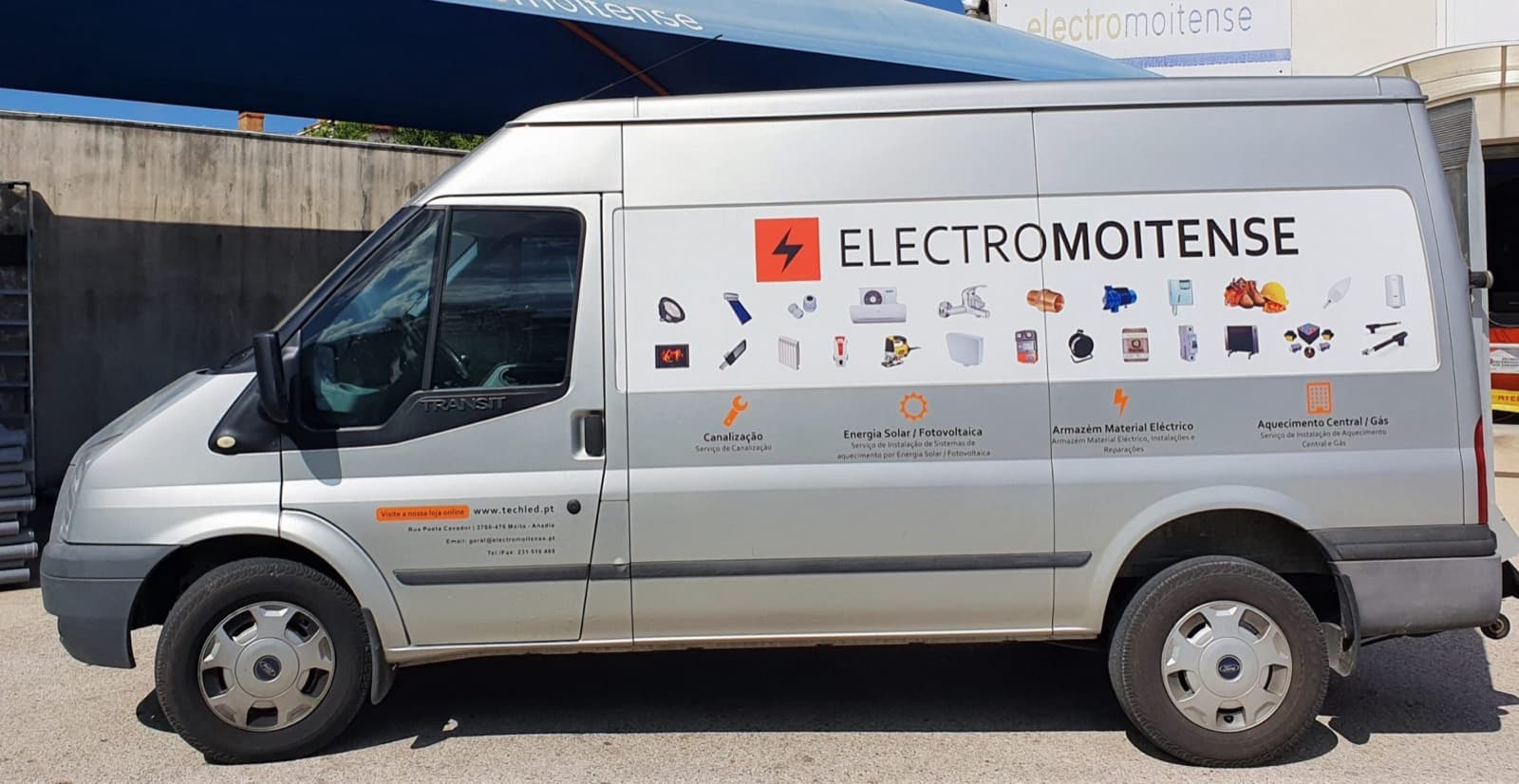 Carrinha da Electromoitense junto ao armazém, na Moita